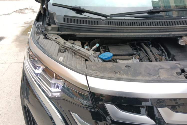 Used Denza D9 2025 DM-i Smart Drive 1020 Four-Wheel Drive Deluxe Model Engine Bay Right
