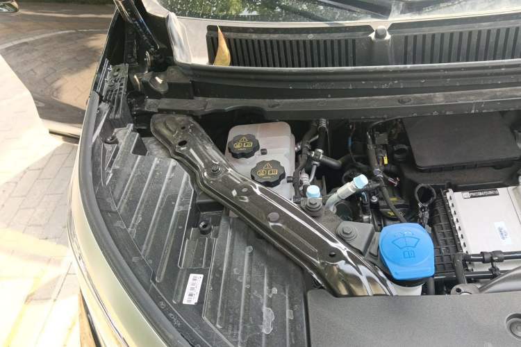 Used Denza D9 2025 Model DM-i Four-Wheel Drive Prestige Edition Engine Bay Right