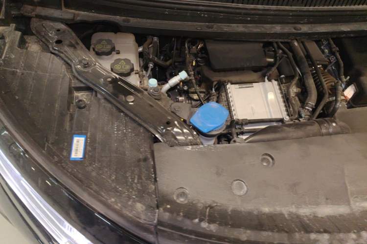 Used Denza D9 2025 DM-i Intelligent Drive 1020 Four-Wheel Drive Prestige Model Engine Bay Right
