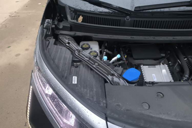 Used Denza D9 2025 DM-i Intelligent Drive 1020 Four-Wheel Drive Prestige Model Engine Bay Right