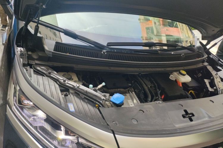Used Denza D9 2025 DM-i Intelligent Drive 1020 Four-Wheel Drive Flagship Model Engine Bay Right