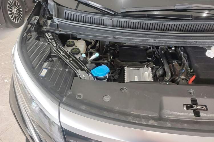 Used Denza D9 2025 DM-i Intelligent Drive 1020 Four-Wheel Drive Flagship Model Engine Bay Right