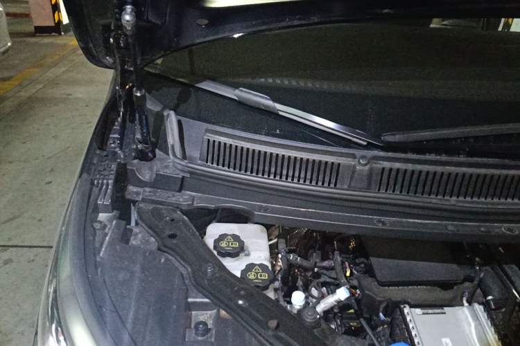 Used Denza D9 2025 DM-i Smart Drive 1020 Four-Wheel Drive Premium Model Engine Bay Right