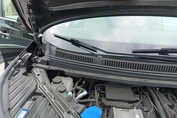 Used Denza D9 2025 DM-i Intelligent Drive 1020 Four-Wheel Drive Flagship Model Engine Bay Right