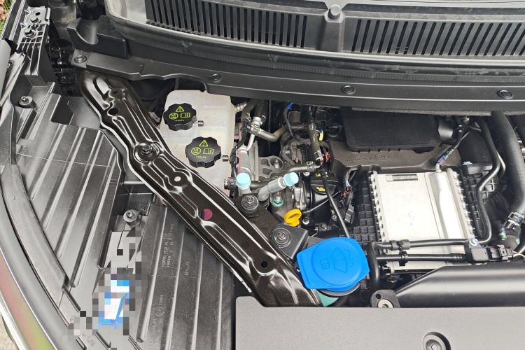 Used Denza D9 2025 DM-i Smart Drive 1020 Four-Wheel Drive Premium Model Engine Bay Right