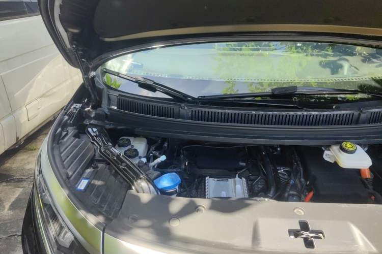 Used Denza D9 2025 DM-i Intelligent Drive 1020 Four-Wheel Drive Flagship Model Engine Bay Right