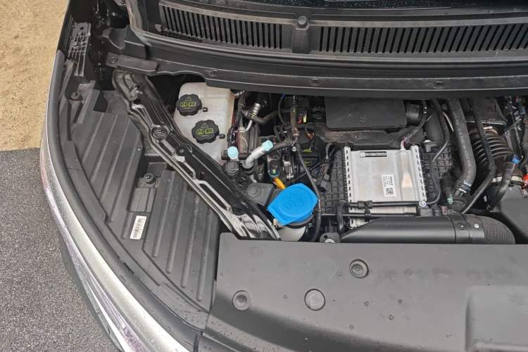 Used Denza D9 2025 DM-i Intelligent Drive 1020 Four-Wheel Drive Prestige Model Engine Bay Right
