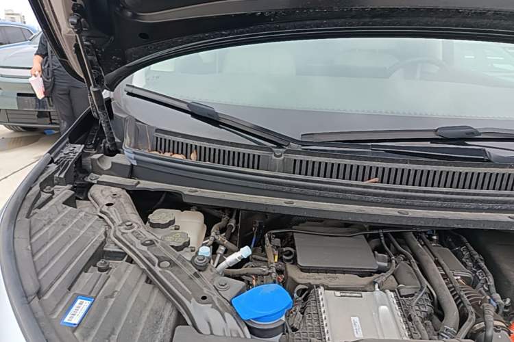 Used Denza D9 2025 DM-i Intelligent Drive 1020 Four-Wheel Drive Flagship Model Engine Bay Right