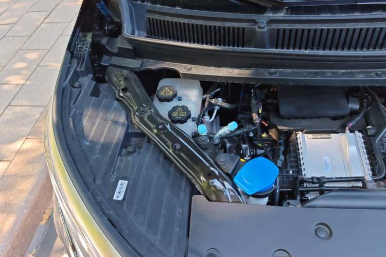 Used Denza D9 2025 DM-i Intelligent Drive 1020 Four-Wheel Drive Flagship Model Engine Bay Right