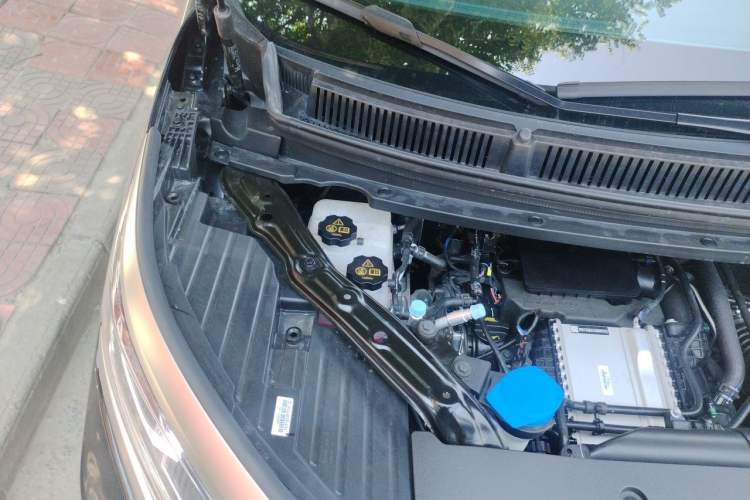 Used Denza D9 2025 DM-i Smart Drive 1020 Four-Wheel Drive Deluxe Model Engine Bay Right