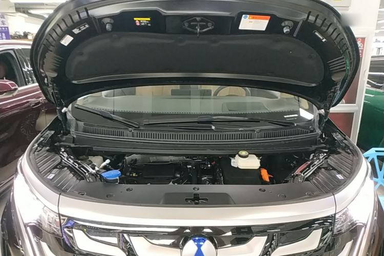Used Denza D9 2025 DM-i Intelligent Drive 1020 Four-Wheel Drive Prestige Model Engine Bay