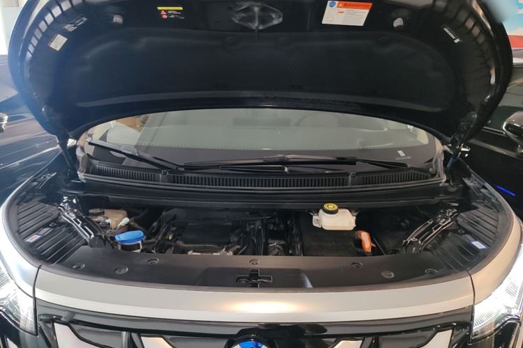 Used Denza D9 2025 DM-i Smart Drive 1020 Four-Wheel Drive Deluxe Model Engine Bay