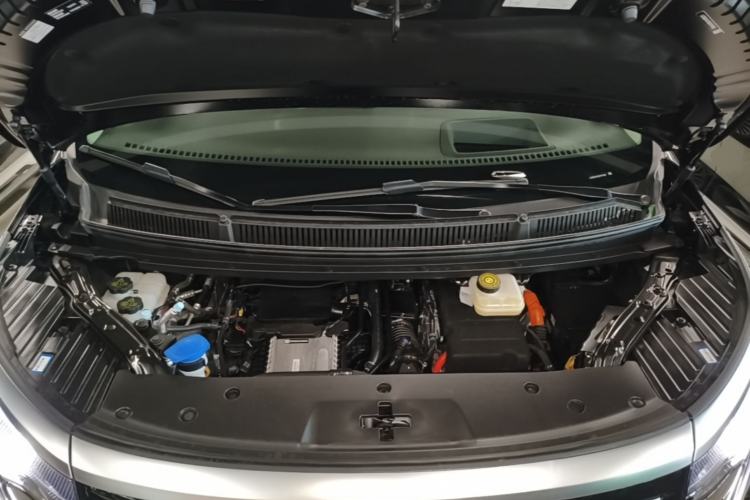 Used Denza D9 2025 DM-i Intelligent Drive 1020 Four-Wheel Drive Flagship Model Engine Bay