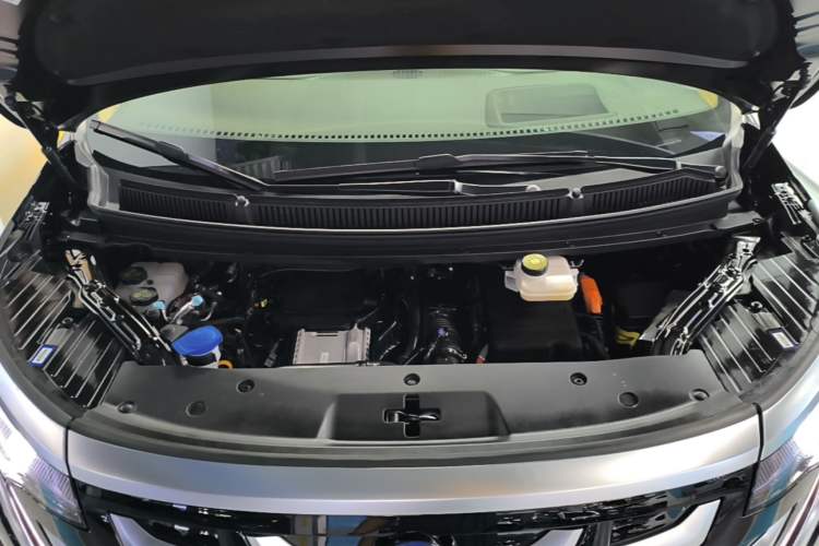 Used Denza D9 2025 DM-i Intelligent Drive 1020 Four-Wheel Drive Flagship Model Engine Bay