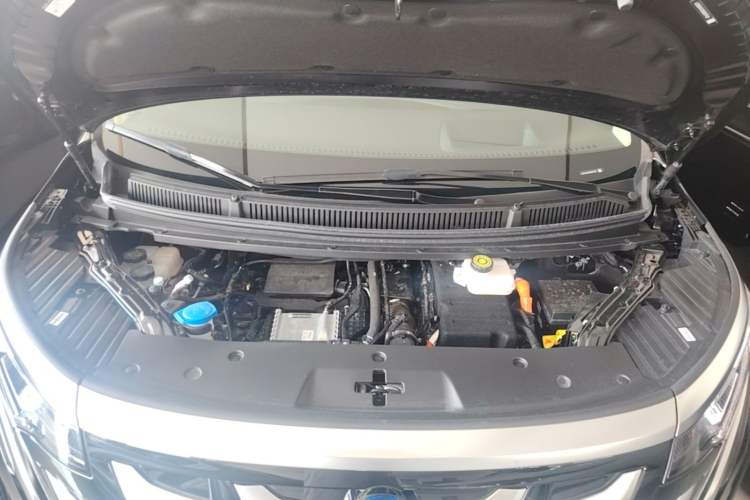 Used Denza D9 2025 DM-i Intelligent Drive 1020 Four-Wheel Drive Prestige Model Engine Bay