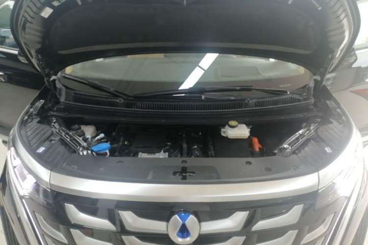 Used Denza D9 2025 DM-i Intelligent Drive 1020 Four-Wheel Drive Flagship Model Engine Bay