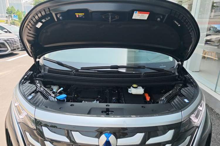 Used Denza D9 2025 DM-i Intelligent Drive 1020 Four-Wheel Drive Flagship Model Engine Bay