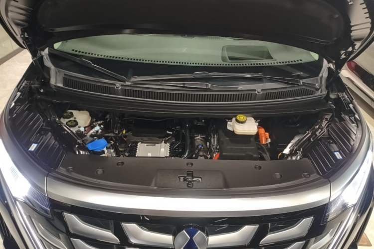 Used Denza D9 2025 DM-i Intelligent Drive 1020 Four-Wheel Drive Flagship Model Engine Bay