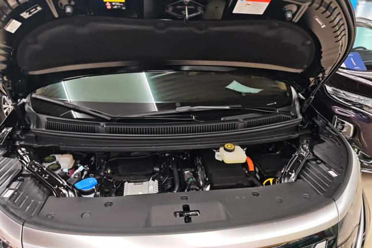 Used Denza D9 2025 DM-i Smart Drive 1020 Four-Wheel Drive Deluxe Model Engine Bay