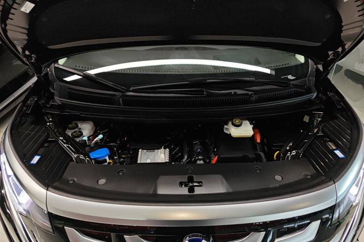 Used Denza D9 2025 DM-i Intelligent Drive 1020 Four-Wheel Drive Flagship Model Engine Bay
