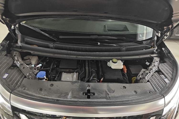 Used Denza D9 2025 DM-i Intelligent Drive 1020 Four-Wheel Drive Flagship Model Engine Bay