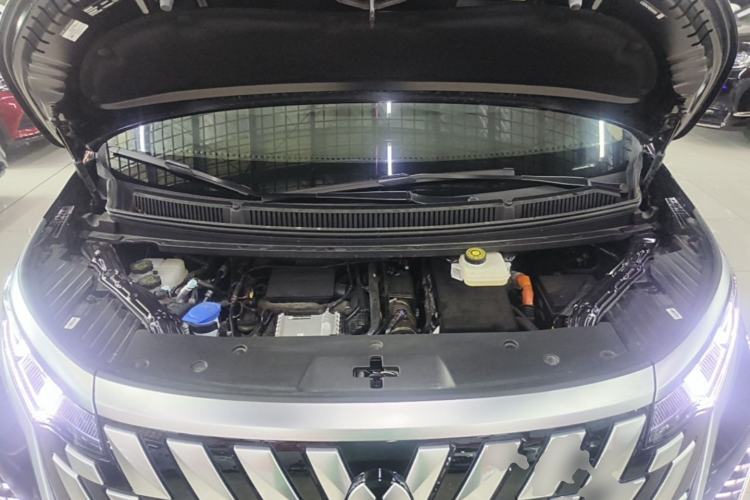 Used Denza D9 2025 DM-i Smart Drive 1020 Four-Wheel Drive Deluxe Model Engine Bay