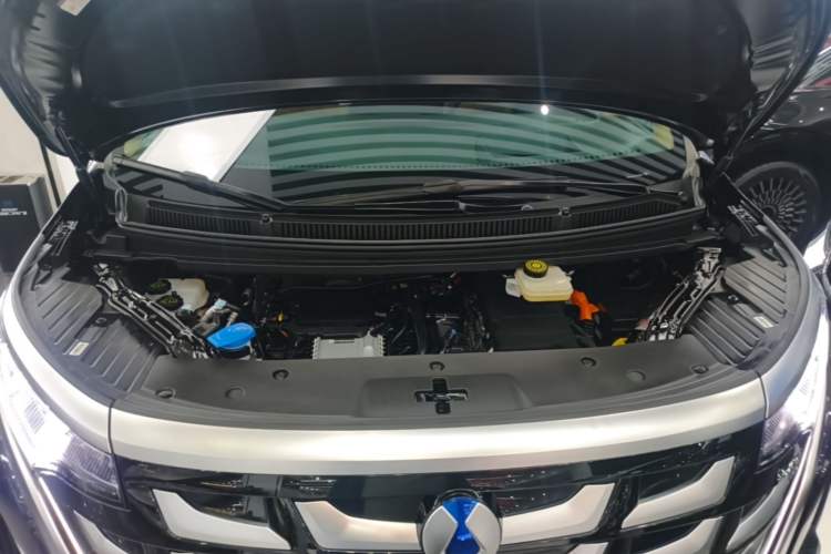 Used Denza D9 2025 DM-i Intelligent Drive 1020 Four-Wheel Drive Prestige Model Engine Bay