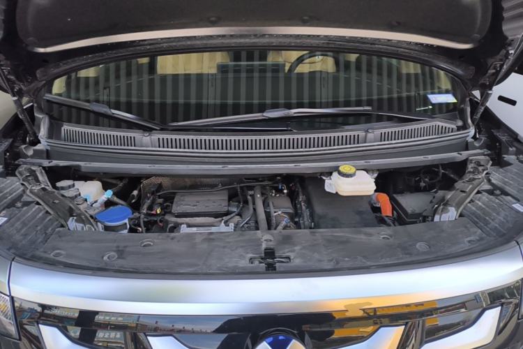 Used Denza D9 2025 DM-i Smart Drive 1020 Four-Wheel Drive Deluxe Model Engine Bay