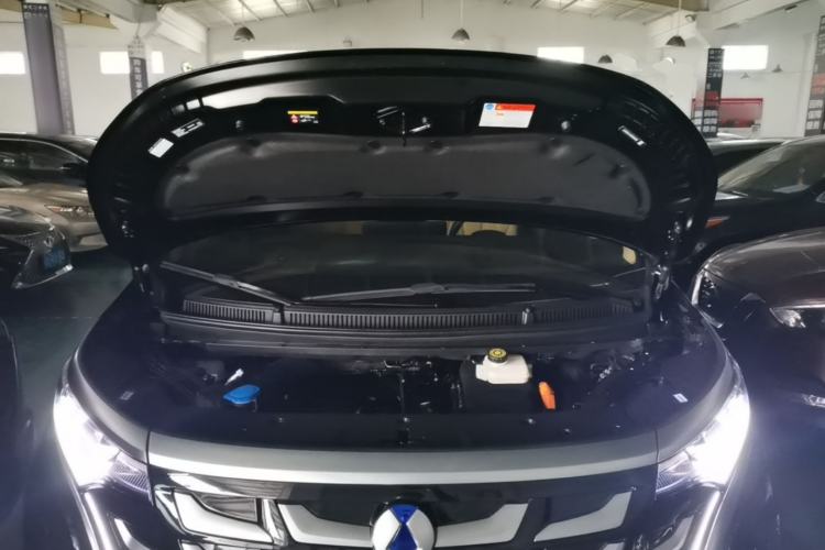 Used Denza D9 2025 DM-i Intelligent Drive 1020 Four-Wheel Drive Prestige Model Engine Bay