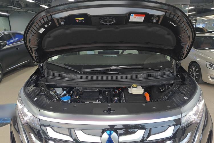 Used Denza D9 2025 DM-i Smart Drive 1020 Four-Wheel Drive Deluxe Model Engine Bay