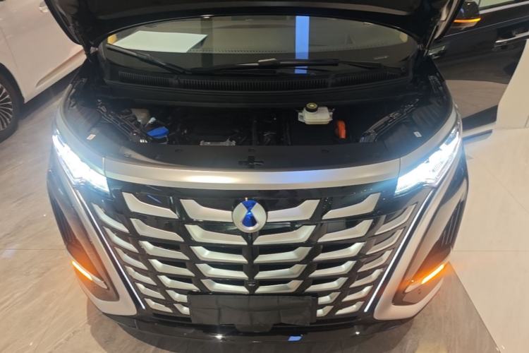 Used Denza D9 2025 DM-i Intelligent Drive 1020 Four-Wheel Drive Flagship Model Engine Bay