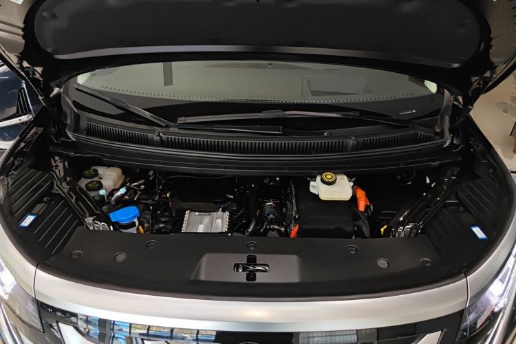 Used Denza D9 2025 DM-i Intelligent Drive 1020 Four-Wheel Drive Flagship Model Engine Bay