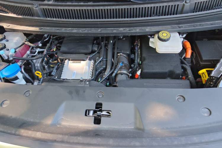 Used Denza D9 2025 DM-i Intelligent Drive 1020 Four-Wheel Drive Flagship Model Engine Bay