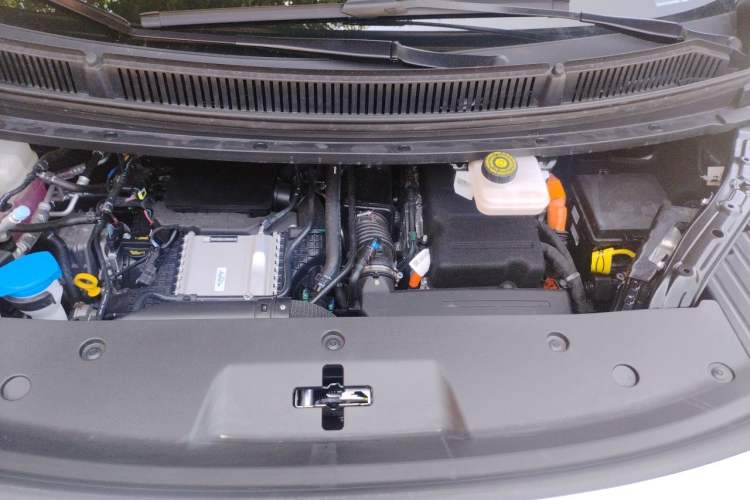 Used Denza D9 2025 DM-i Smart Drive 1020 Four-Wheel Drive Deluxe Model Engine Bay
