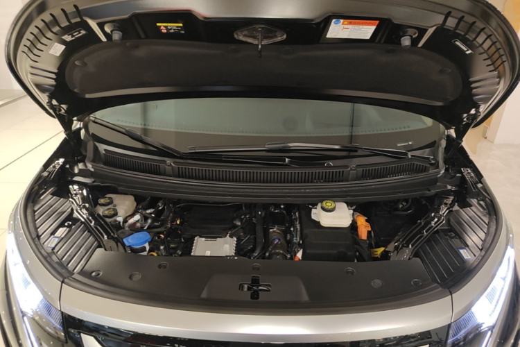 Used Denza D9 2025 DM-i Intelligent Drive 1020 Four-Wheel Drive Flagship Model Engine Bay