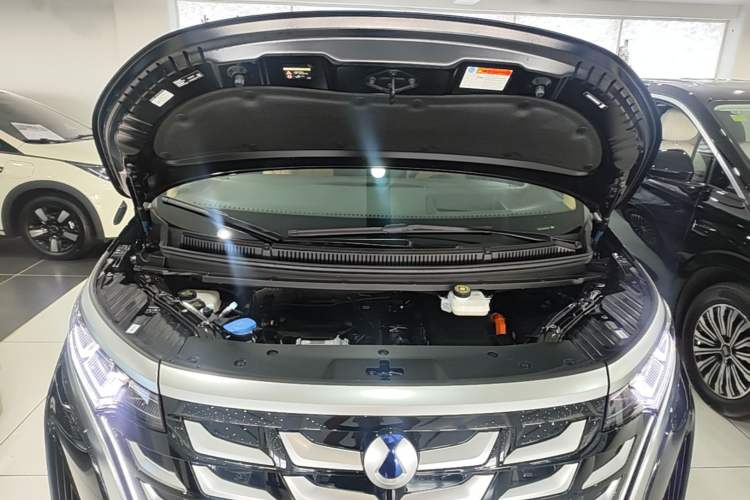 Used Denza D9 2025 DM-i Intelligent Drive 1020 Four-Wheel Drive Prestige Model Engine Bay