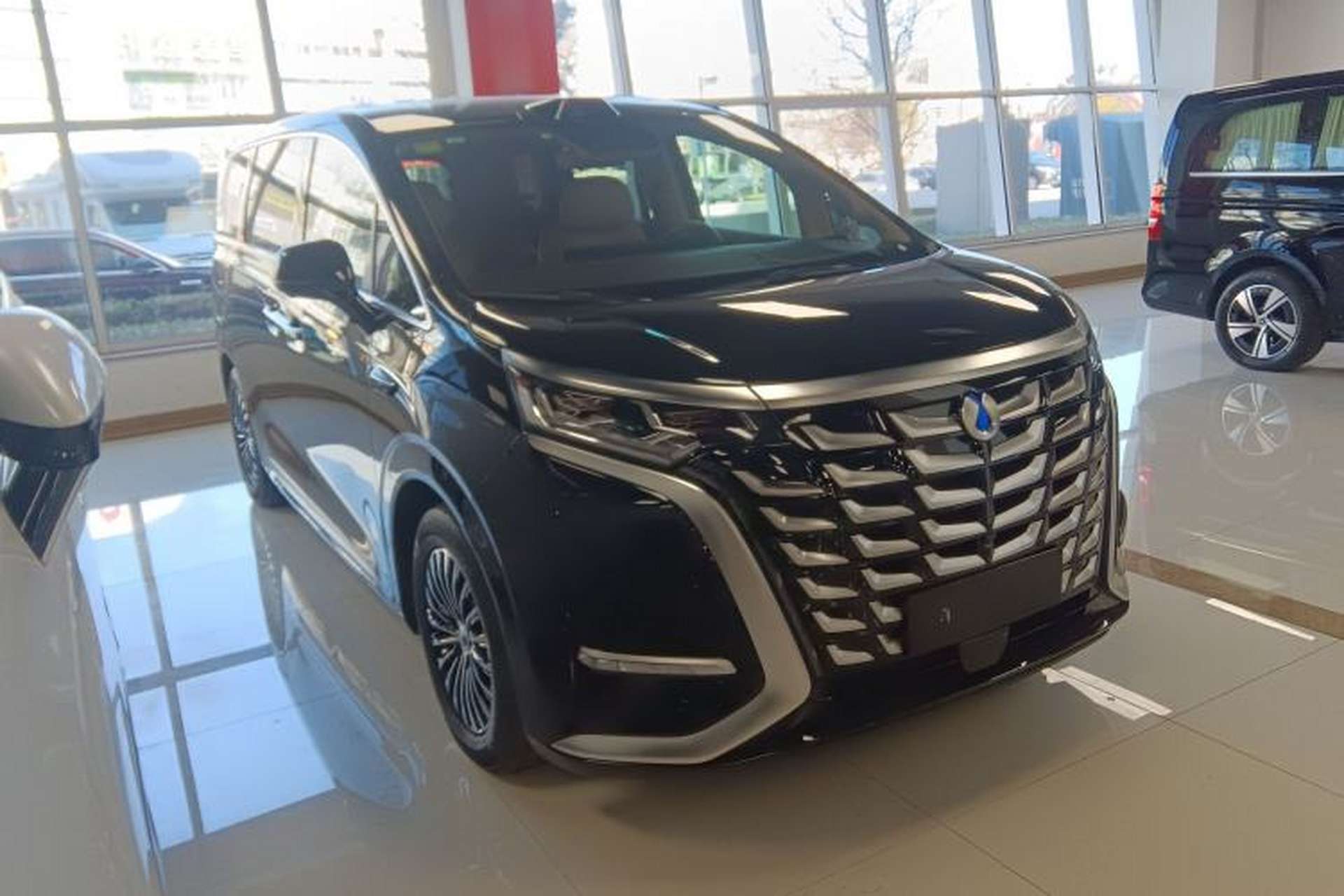 Used Denza D9 2025 DM-i Smart Drive 1020 Four-Wheel Drive Deluxe Model Exterior 1
