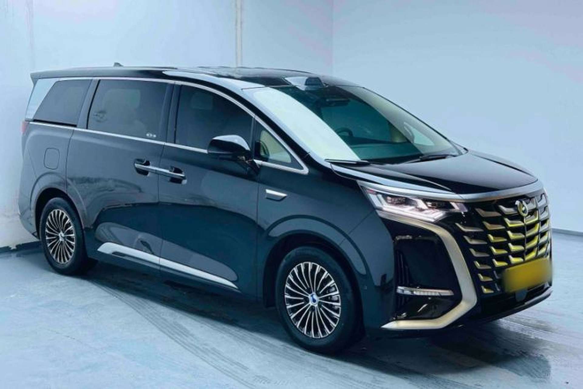 Used Denza D9 2025 Model DM-i Four-Wheel Drive Prestige Edition Exterior 2