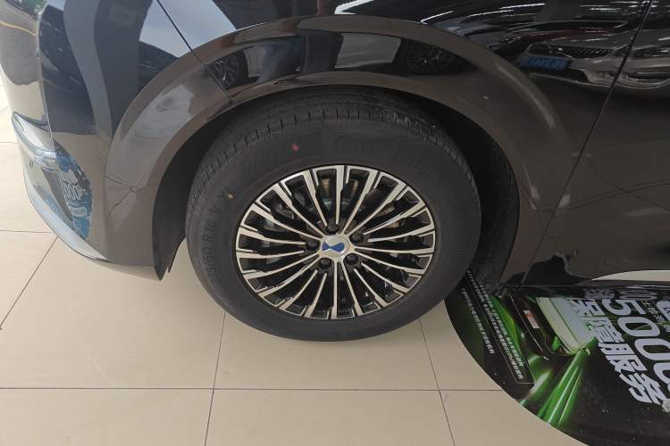 Used Denza D9 2025 DM-i Smart Drive 1020 Four-Wheel Drive Deluxe Model Exterior 2