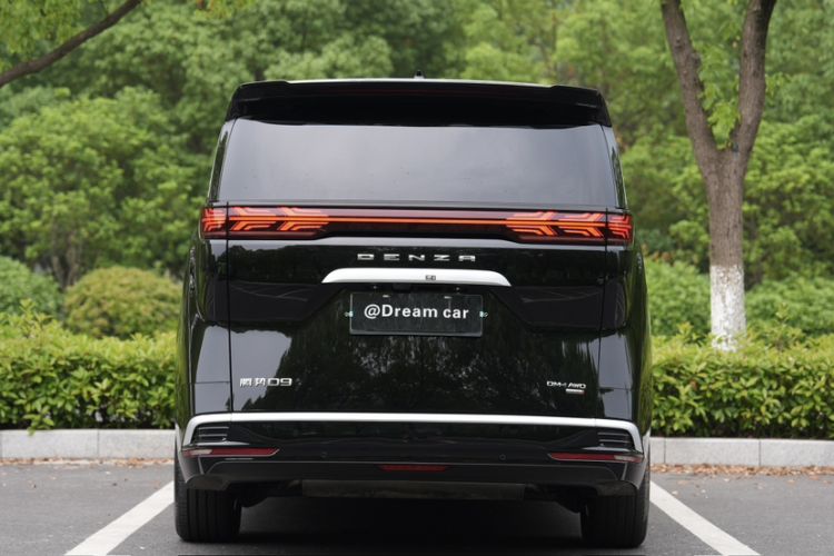 Used Denza D9 2025 DM-i Smart Drive 1020 Four-Wheel Drive Deluxe Model Exterior 3