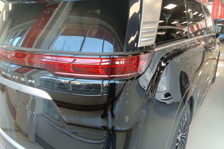 Used Denza D9 2025 DM-i Smart Drive 1020 Four-Wheel Drive Deluxe Model Exterior 3