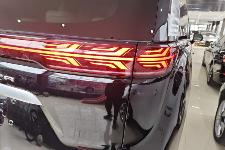 Used Denza D9 2025 DM-i Intelligent Drive 1020 Four-Wheel Drive Prestige Model Exterior 3