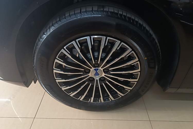 Used Denza D9 2025 DM-i Smart Drive 1020 Four-Wheel Drive Deluxe Model Exterior 4