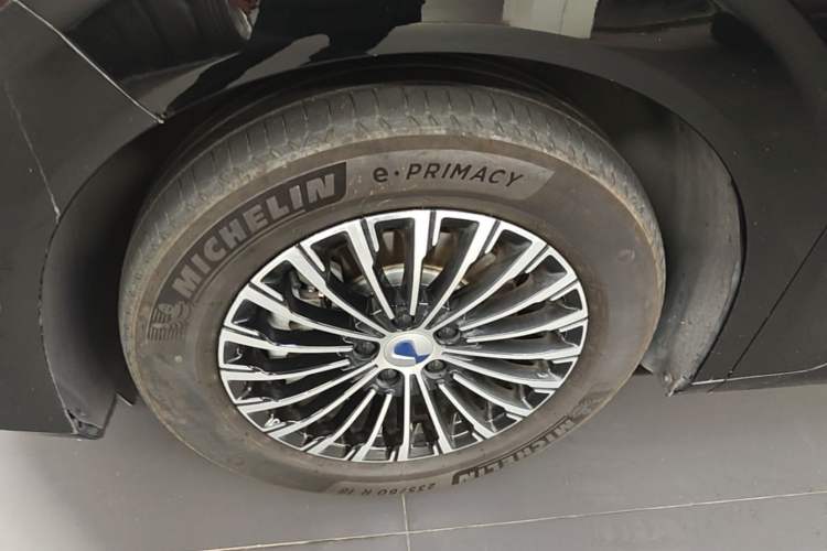 Used Denza D9 2025 DM-i Intelligent Drive 1020 Four-Wheel Drive Flagship Model Exterior 4