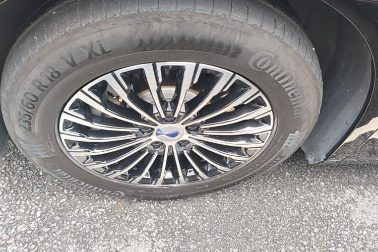 Used Denza D9 2025 DM-i Intelligent Drive 1020 Four-Wheel Drive Prestige Model Exterior 4