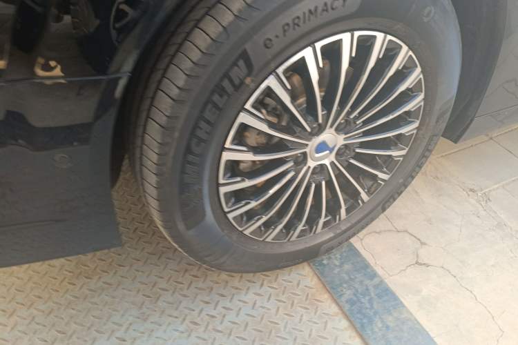 Used Denza D9 2025 DM-i Intelligent Drive 1020 Four-Wheel Drive Flagship Model Exterior 4