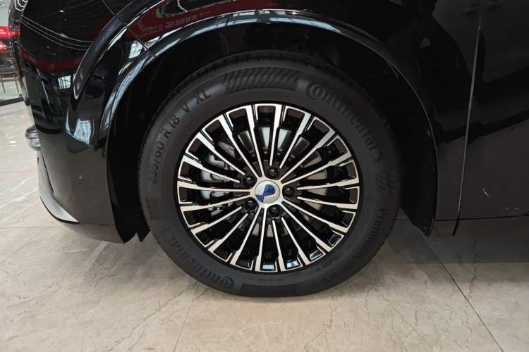 Used Denza D9 2025 DM-i Intelligent Drive 1020 Four-Wheel Drive Flagship Model Exterior 4