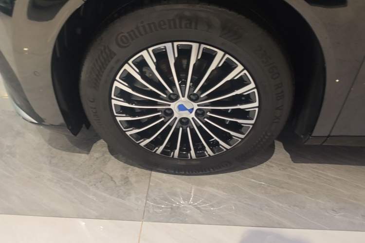 Used Denza D9 2025 DM-i Intelligent Drive 1020 Four-Wheel Drive Flagship Model Exterior 4
