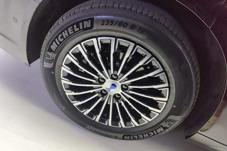 Used Denza D9 2025 Model DM-i Two-Wheel Drive Prestige Edition Exterior 5