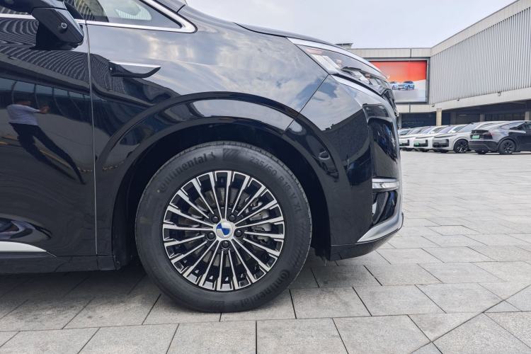 Used Denza D9 2025 DM-i Intelligent Drive 1020 Four-Wheel Drive Flagship Model Exterior 8